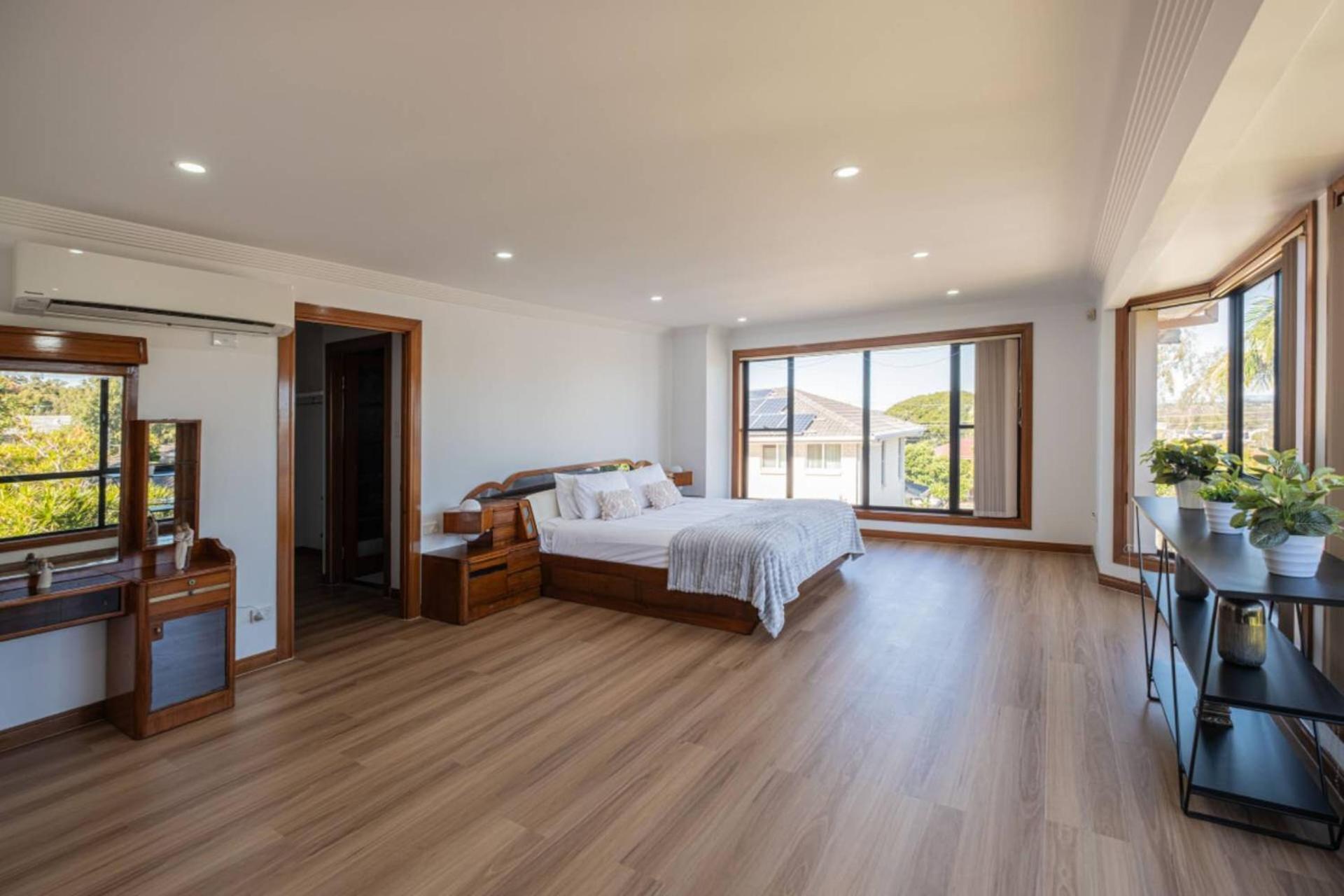 Six-Bedroom House,1689870702:JPEG